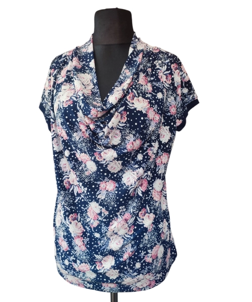 Bluzka z lejącym dekoltem typu woda - różowe kwiatuszki i białe groszki